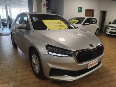 Usata Skoda Fabia Ambition 95 CV (69 kW) 2023 Argento brillante / metallizzato Utilitaria
