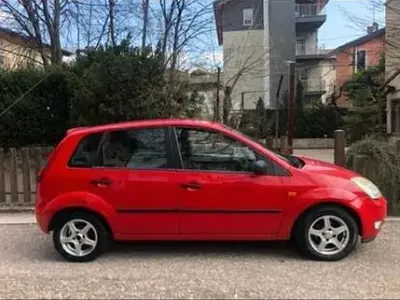Usata Ford Fiesta 73 CV (53 kW) 2003 Rosso Utilitaria