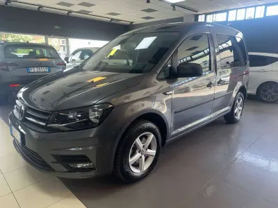 Usata VW Caddy Highline 102 CV (75 kW) 2016 Grigio Monovolume