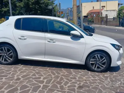 Usata Peugeot 208 Allure 102 CV (75 kW) 2021 Bianco Utilitaria