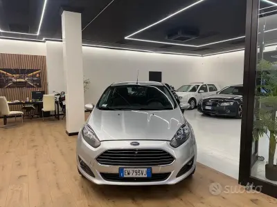 Usata Ford Fiesta Business Edition 75 CV (55 kW) 2015 Grigio Utilitaria