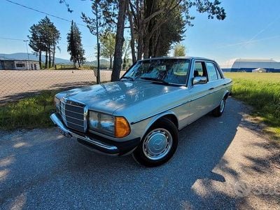 Usata Mercedes 200 109 CV (80 kW) 1983 Grigio Berlina