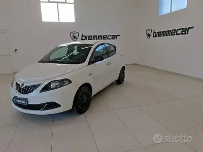 Begagnad Lancia Ypsilon S 69 HK (50 kW) 2022 Vit Halvkombi