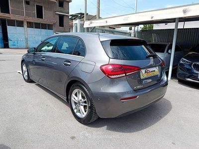 Usata Mercedes A180 Business 116 CV (85 kW) 2019 Gray Berlina