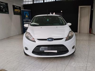 Usata Ford Fiesta 71 CV (52 kW) 2012 Bianco Utilitaria