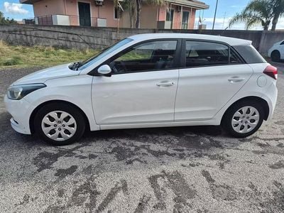 Usata Hyundai i20 Comfort 75 CV (55 kW) 2015 Bianco Berlina