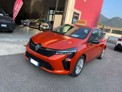 Usata Renault Clio V 101 CV (74 kW) 2024 Arancione Berlina