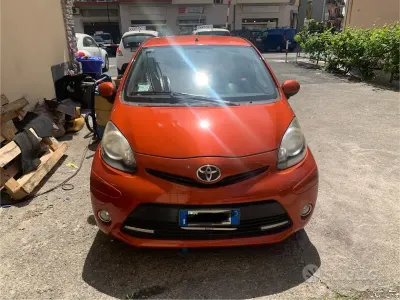 Usata Toyota Aygo 68 CV (50 kW) 2012 Arancione Utilitaria
