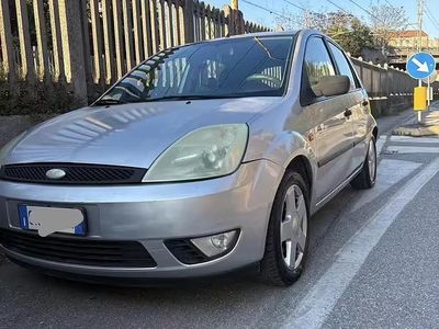 Usata Ford Fiesta 90 CV (66 kW) 2004 Grigio Utilitaria