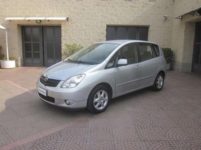 Usata Toyota Corolla Verso Sol 110 CV (80 kW) 2003 Argento Monovolume
