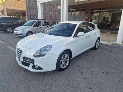 Usata Alfa Romeo Giulietta Distinctive 120 CV (88 kW) 2016 Bianco ghiaccio Utilitaria