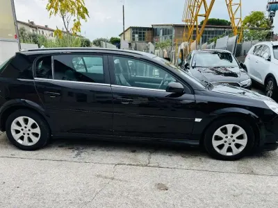 Usata Opel Signum Cosmo 120 CV (88 kW) 2007 Nero Utilitaria