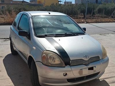 Usata Toyota Yaris 68 CV (50 kW) 2002 Grigio Berlina