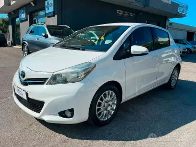 Usata Toyota Yaris Lounge 90 CV (66 kW) 2013 Bianco Utilitaria