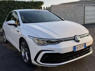 Begagnad VW Golf VIII R-line 150 HK (110 kW) 2023 Vit Sedan