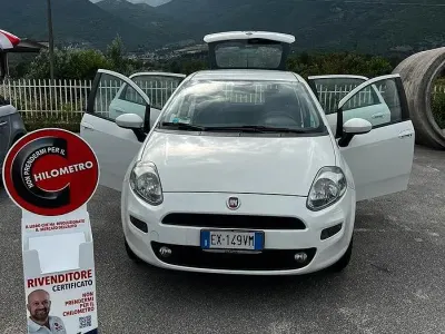 Usata Fiat Punto Street 70 CV (51 kW) 2015 Bianco Utilitaria