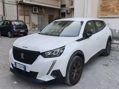 Usata Peugeot 2008 Active 102 CV (75 kW) 2022 Bianco SUV