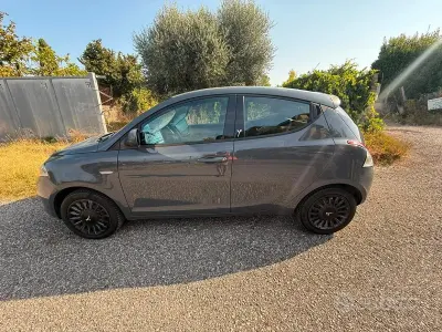 Usata Lancia Ypsilon 69 CV (50 kW) 2015 Grigio Utilitaria