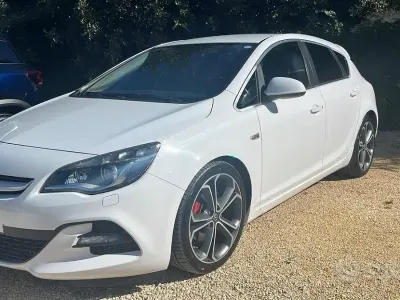 Usata Opel Astra 194 CV (142 kW) 2015 Bianco Berlina