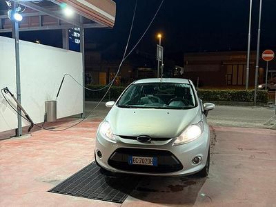Usata Ford Fiesta 73 CV (53 kW) 2010 Grigio Utilitaria