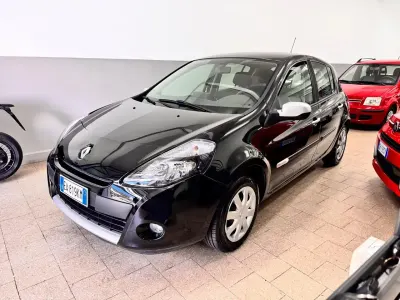 Begagnad Renault Clio II 75 HK (55 kW) 2010 Svart Sedan