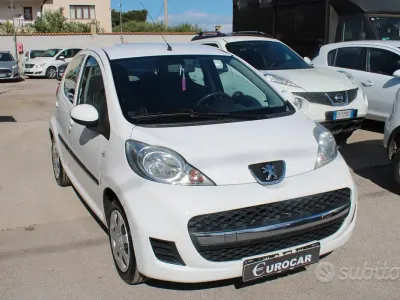 Käytetty Peugeot 107 68 HP (50 kW) 2010 Valkoinen Viistoperä