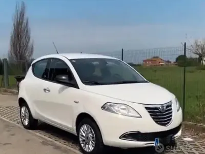 Usata Lancia Ypsilon 85 CV (62 kW) 2014 Bianco Utilitaria