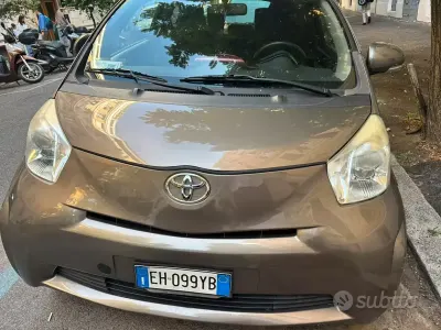 Usata Toyota iQ Lounge 68 CV (50 kW) 2011 Grigio Utilitaria