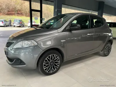 Usata Lancia Ypsilon Silver 69 CV (50 kW) 2021 Grigio Utilitaria