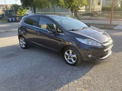 Usata Ford Fiesta Titanium 97 CV (71 kW) 2010 Grigio Berlina