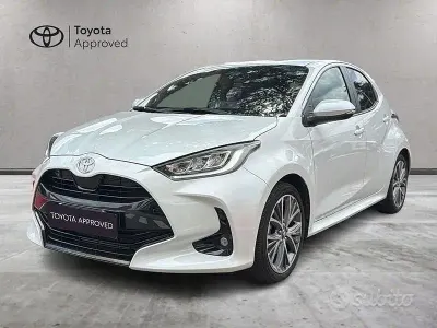 Usata Toyota Yaris Hybrid Lounge 131 CV (96 kW) 2024 Bianco Berlina