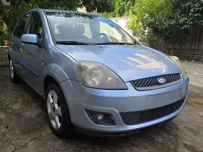 Usata Ford Fiesta Ghia 68 CV (50 kW) 2005 Bluazzurro Utilitaria