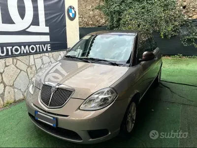 Usado Lancia Ypsilon 60 CV (44 kW) 2010 Gris Utilitario