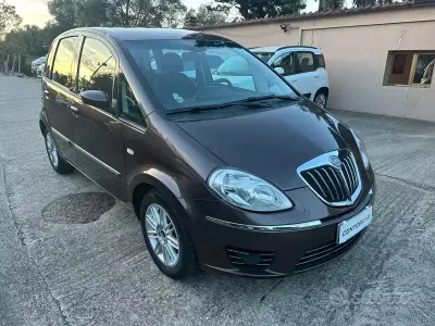 Begagnad Lancia Musa 69 HK (50 kW) 2009 Brun Minibuss