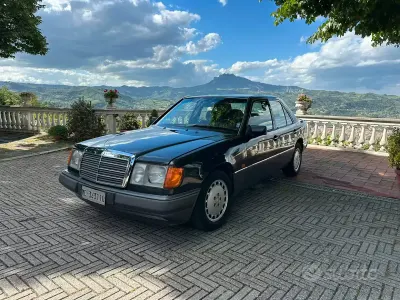 Usata Mercedes E200 122 CV (89 kW) 1990 Grigio Berlina