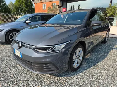 Usata VW Golf VIII Life 131 CV (96 kW) 2023 Grigio Berlina