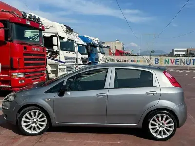Usata Fiat Grande Punto 65 CV (47 kW) 2011 Grigio Utilitaria