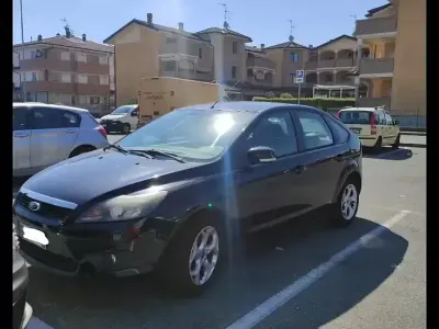 Begagnad Ford Focus 100 HK (73 kW) 2011 Svart Sedan
