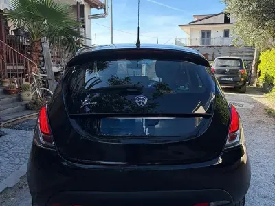 Usata Lancia Ypsilon 60 CV (44 kW) 2014 Nero Utilitaria