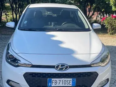 Usata Hyundai i20 Comfort 75 CV (55 kW) 2015 Bianco Utilitaria