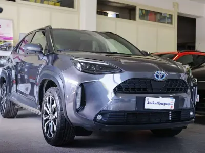 Käytetty Toyota Yaris Cross Trend 92 HP (67 kW) 2023 Harmaa Katumaasturi