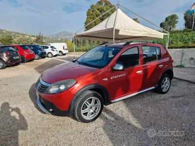 Begagnad Dacia Sandero Stepway 85 HK (62 kW) 2012 Röd Sedan