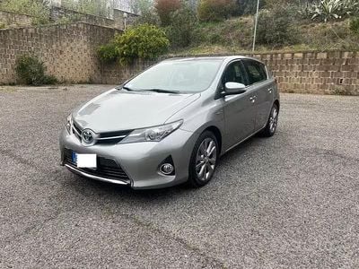 Usata Toyota Auris Hybrid 99 CV (72 kW) 2014 Grigio Berlina