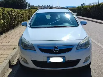 Usata Opel Astra 110 CV (80 kW) 2011 Bianco Station wagon