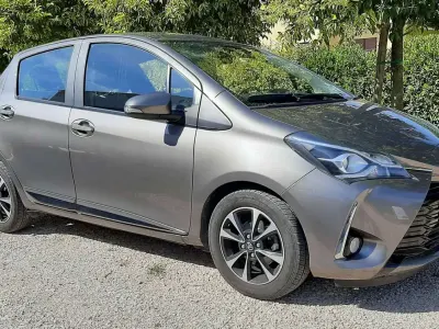 Usata Toyota Yaris Active 69 CV (50 kW) 2018 Grigio Berlina
