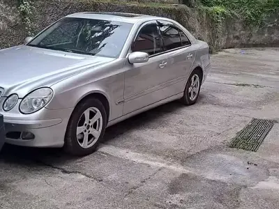 Usata Mercedes E220 150 CV (110 kW) 2004 Grigio Berlina