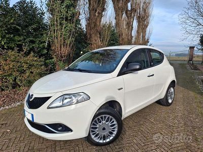 Usata Lancia Ypsilon Silver 80 CV (58 kW) 2016 Bianco Utilitaria