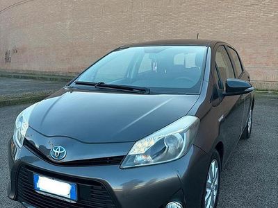 Usata Toyota Yaris 100 CV (73 kW) 2012 Grigio Utilitaria
