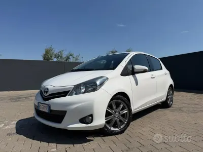 Begagnad Toyota Yaris Lounge 90 HK (66 kW) 2011 Vit Halvkombi