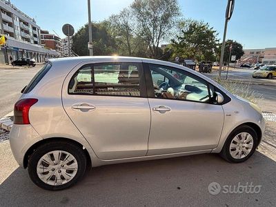 Usata Toyota Yaris 90 CV (66 kW) 2007 Grigio Utilitaria